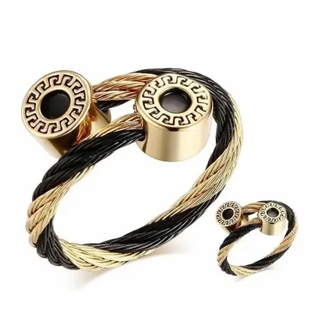 Brazalete y anillo plateados con detalles dorados, combinados a juego sobre una superficie neutra.