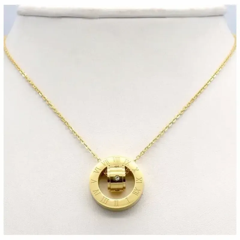 Colgante circular de acero pulido con grabado de números romanos en diseño minimalista