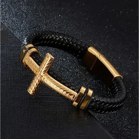 Pulsera de cuero negro con una cruz dorada brillante en el centro.