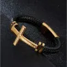 Pulsera de cuero negro con una cruz dorada brillante en el centro.