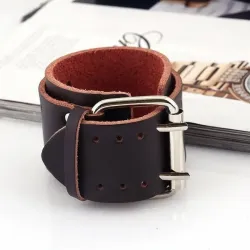 Brazalete masculino ancho de piel genuina marrón con herrajes de acero inoxidable y cierre de hebilla