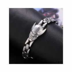 Brazalete dorado de eslabones clásicos con acabado pulido sobre fondo neutro.