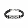 Brazalete negro de goma con una calavera plateada brillante en el centro.