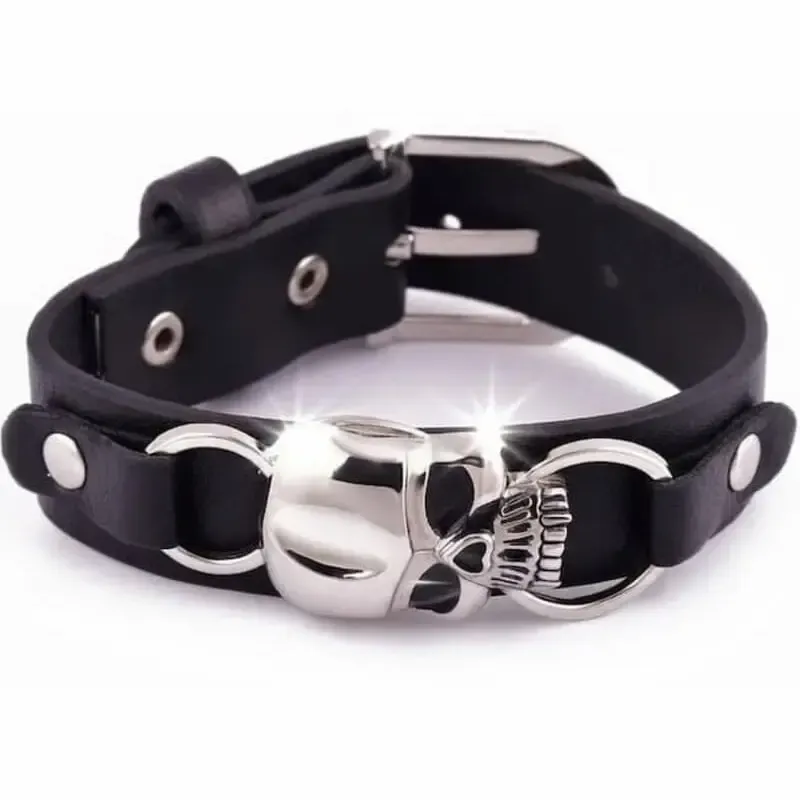 Pulsera de cuero negro con remaches y eslabones metálicos en tono envejecido.