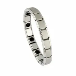 Pulsera masculina de acero inoxidable con eslabones clásicos y cierre reforzado.