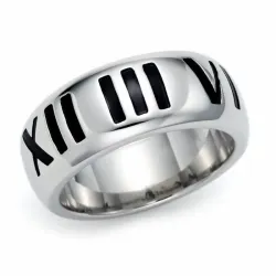 Anillo plateado de mujer con números romanos grabados en relieve alrededor de la banda.