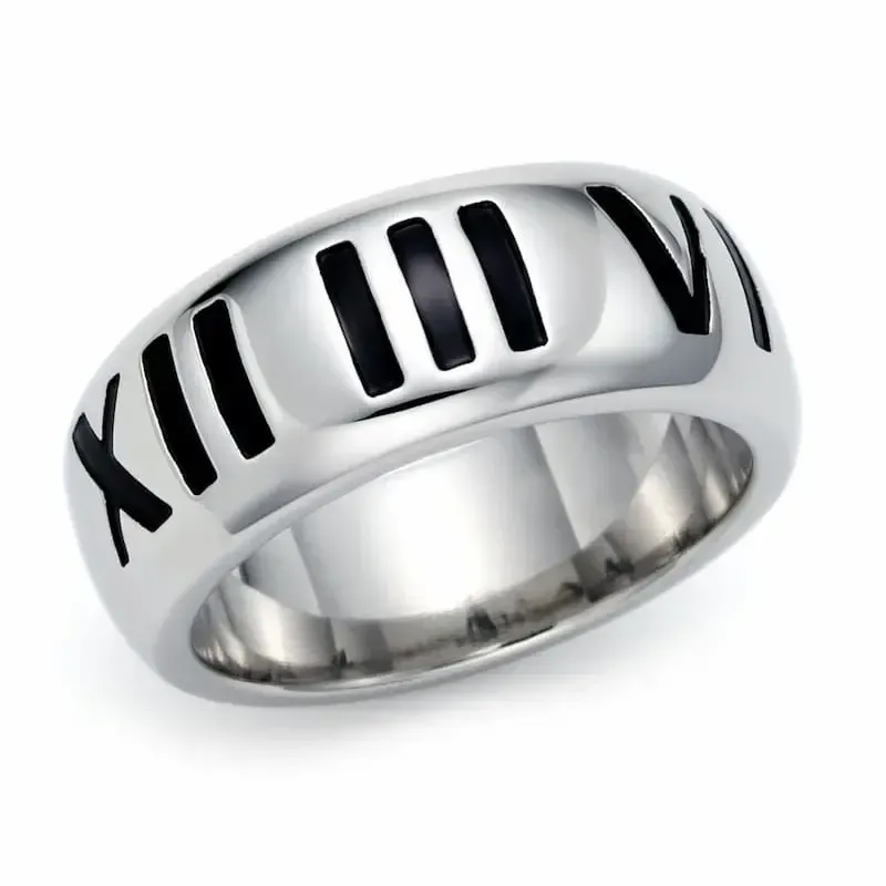 Anillo plateado de mujer con números romanos grabados en relieve alrededor de la banda.