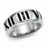 Anillo plateado de mujer con números romanos grabados en relieve alrededor de la banda.