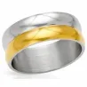 Anillo de mujer con acabado mixto dorado y plateado sobre fondo neutro.