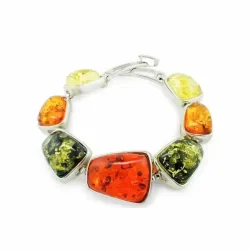 Pulsera de ámbar multicolor con cuentas en tonos cálidos sobre fondo neutro.
