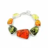 Pulsera de ámbar multicolor con cuentas en tonos cálidos sobre fondo neutro.