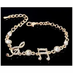Pulsera dorada con un dije de notas musicales sobre fondo neutro.