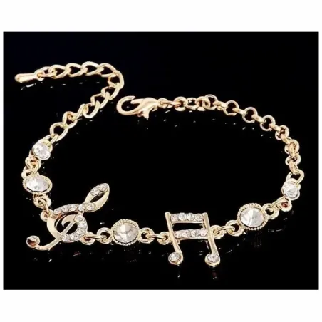 Pulsera dorada con un dije de notas musicales sobre fondo neutro.