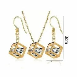 Conjunto de collar y pendientes dorados con cubos y piedra de cristal blanco en el centro.