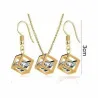 Conjunto de collar y pendientes dorados con cubos y piedra de cristal blanco en el centro.
