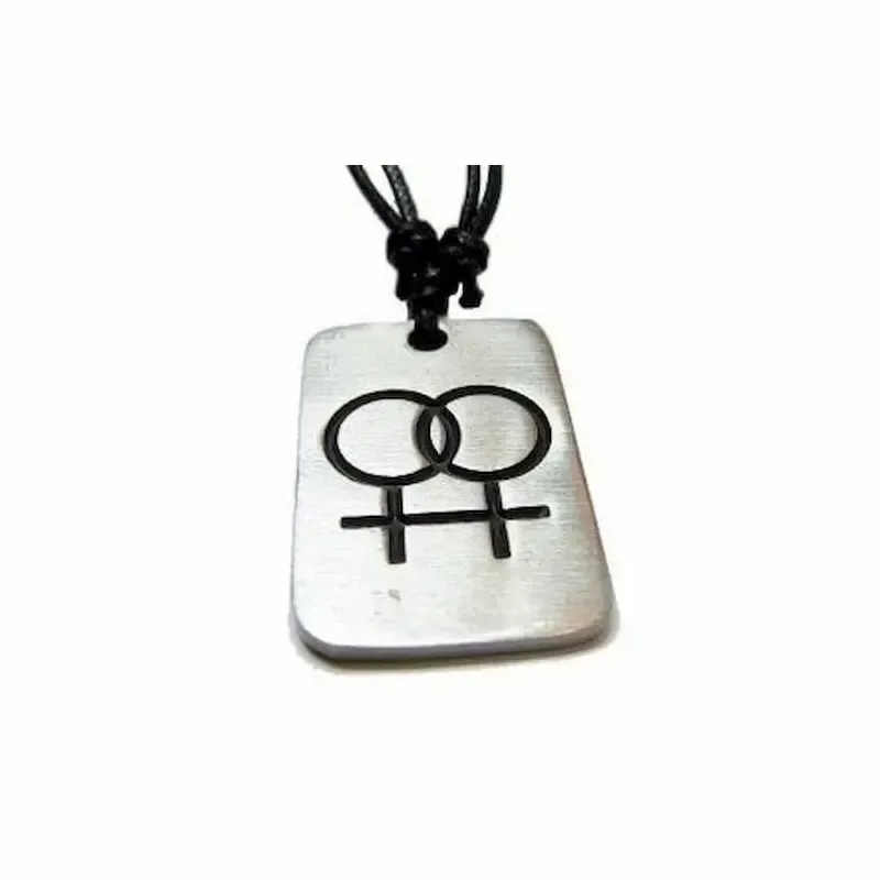 Collar de acero con símbolo de mujer LGTBIQ esmaltado en colores sobre fondo neutro.