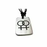 Collar de acero con símbolo de mujer LGTBIQ esmaltado en colores sobre fondo neutro.
