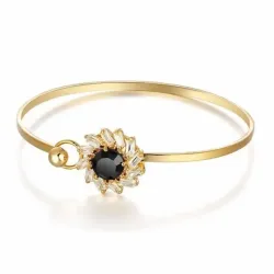 Brazalete plateado para mujer con una hilera de piedras negras brillantes.