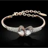 Pulsera de bisutería en metal dorado con piedras blancas, mostrando su brillo y engastes sobre la muñeca.
