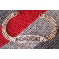 Pulsera de bisutería fina en dorado con circonitas, mostrando su brillo y delicadeza sobre la piel.