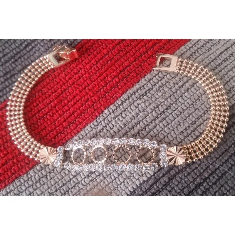 Pulsera de bisutería fina en dorado con circonitas, mostrando su brillo y delicadeza sobre la piel.