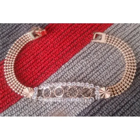 Pulsera de bisutería fina en dorado con circonitas, mostrando su brillo y delicadeza sobre la piel.