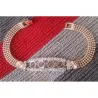 Pulsera de bisutería fina en dorado con circonitas, mostrando su brillo y delicadeza sobre la piel.
