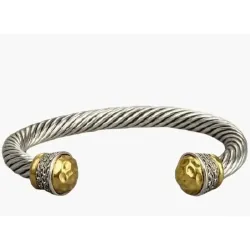 Pulsera media luna chapada en plata con bordes dorados de diseño rígido para mujer.