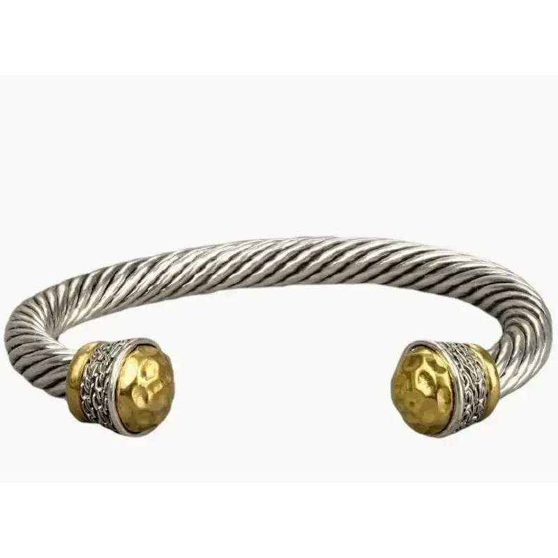 Pulsera media luna chapada en plata con bordes dorados de diseño rígido para mujer.