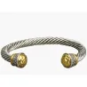 Pulsera media luna chapada en plata con bordes dorados de diseño rígido para mujer.