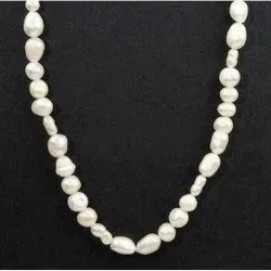 Collar de bisutería con perlas blancas cultivadas y cierre de plata 925, mostrando su brillo y caída natural.