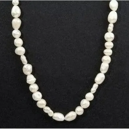 Collar de bisutería con perlas blancas cultivadas y cierre de plata 925, mostrando su brillo y caída natural.