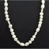 Collar de bisutería con perlas blancas cultivadas y cierre de plata 925, mostrando su brillo y caída natural.