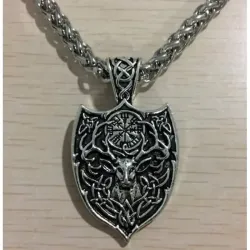 Collar de bisutería de acero con amuleto vikingo de doble ciervo, mostrando su cadena gruesa y medallón grabado.
