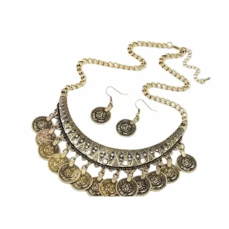 Conjunto de bisutería con collar y pendientes estilo monedas antiguas, mostrando su acabado metálico y detalles grabados.