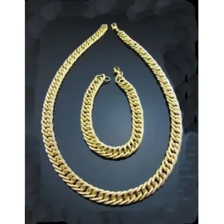 Conjunto de bisutería con collar y pulsera de cadenas doradas, mostrando su brillo y textura sobre un fondo neutro