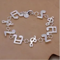 Brazalete musical de acero chapado en plata con diseño inspirado en notas musicales.