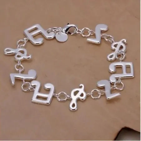 Brazalete musical de acero chapado en plata con diseño inspirado en notas musicales.