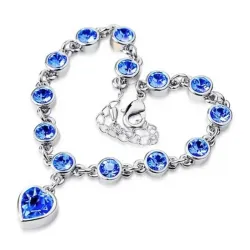 Pulsera de acero chapado en plata con pequeños corazones azules decorativos en diseño fino y femenino.
