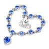 Pulsera de acero chapado en plata con pequeños corazones azules decorativos en diseño fino y femenino.