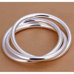 Pulsera esclava de acero inoxidable con acabado chapado en plata, diseño rígido y superficie pulida.