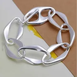 Pulsera de acero inoxidable con eslabones grandes y acabado chapado en plata de color plata platino espejo.