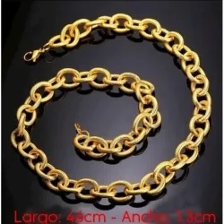 Collar bisutería mujer cadena italiana chapada en oro 18k con eslabones brillantes, sobre fondo oscuro.