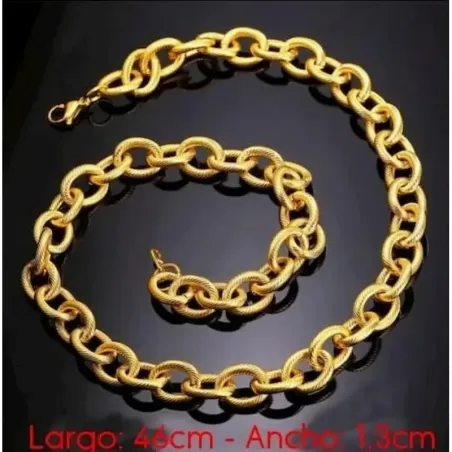 Collar bisutería mujer cadena italiana chapada en oro 18k con eslabones brillantes, sobre fondo oscuro.