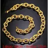 Collar bisutería mujer cadena italiana chapada en oro 18k con eslabones brillantes, sobre fondo oscuro.