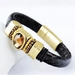 Pulsera de acero inoxidable con banda central oscura de imitación piel de reptil de veinte centímetros de largo.