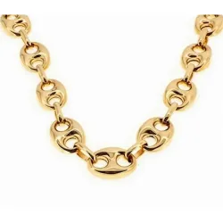 Cadena calabrote bisutería hombre con eslabón 8mm oro 18K y cierre reforzado, sobre fondo negro elegante.