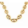 Cadena calabrote bisutería hombre con eslabón 8mm oro 18K y cierre reforzado, sobre fondo negro elegante.