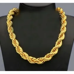 Cordón bisutería hombre con eslabón grueso 10mm oro chapado y cierre resistente, sobre fondo oscuro.