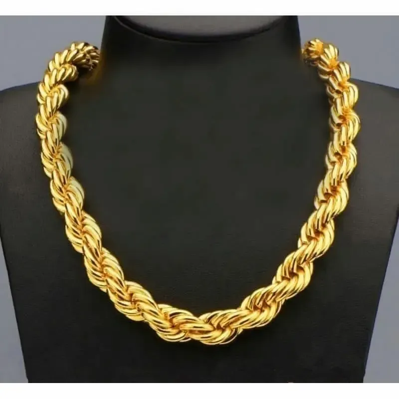 Cordón bisutería hombre con eslabón grueso 10mm oro chapado y cierre resistente, sobre fondo oscuro.